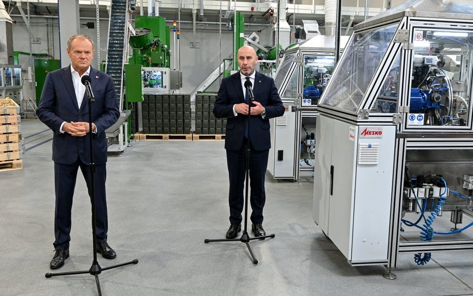Premier Donald Tusk (L) i prezes zarządu PGZ S.A. Adam Leszkiewicz (P) podczas konferencji prasowej 