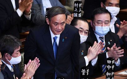 Yoshihide Suga chwilę po zwycięskim głosowaniu w parlamencie w środę