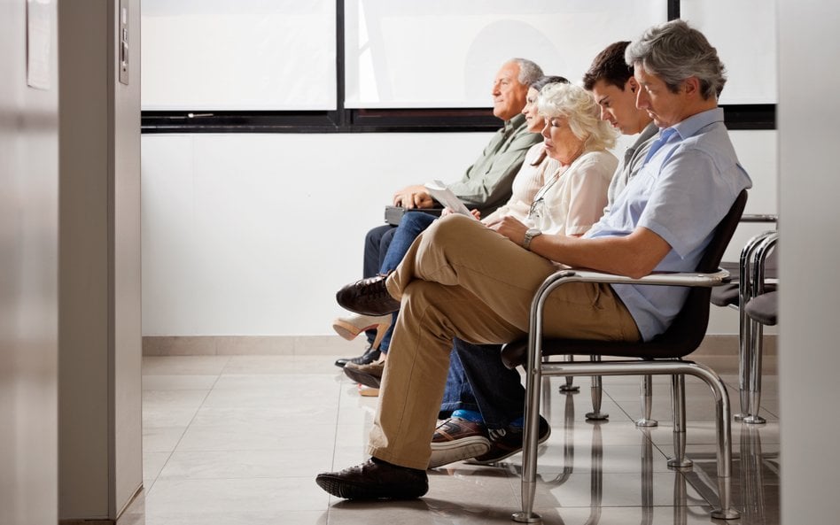 Składkę zdrowotną opłaca jedynie 72 proc. Polaków. Zwolnienia i preferencje obejmują wiele grup