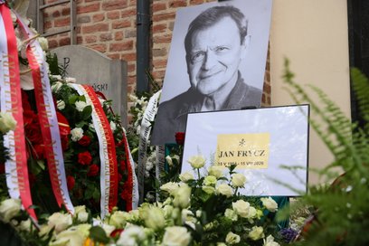 Tłumy pożegnały Jana Frycza na warszawskim Cmentarzu Powązkowskim