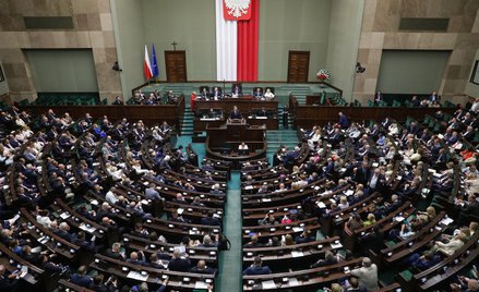 Posłowie na sali plenarnej Sejmu w Warszawie
