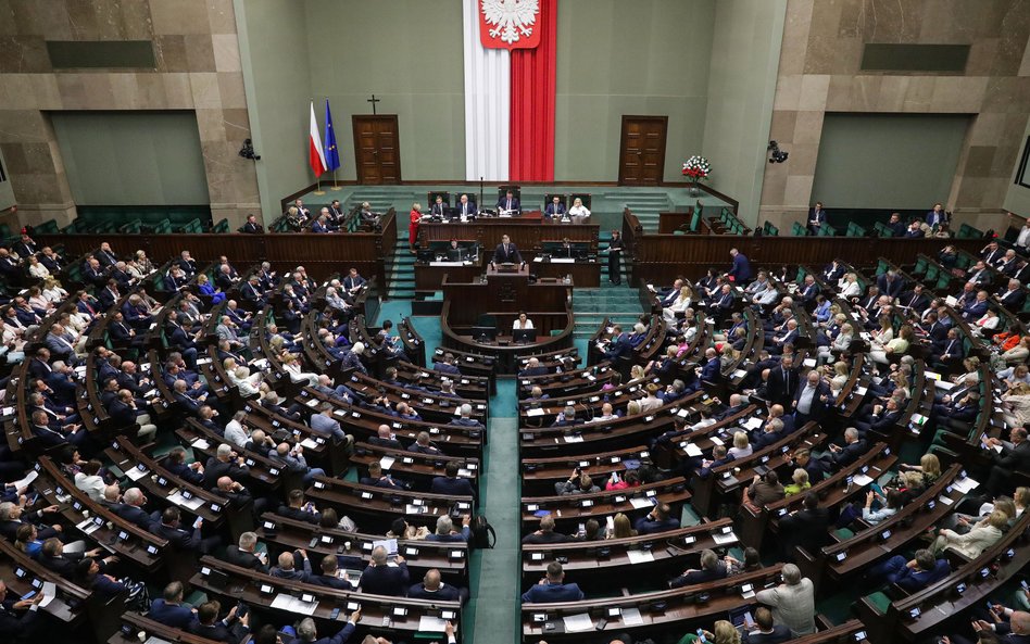 Posłowie na sali plenarnej Sejmu w Warszawie