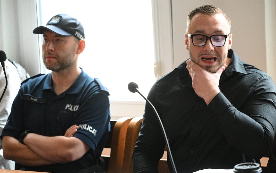 Oskarżony ws. wypadku na Trasie Łazienkowskiej Łukasz Żak (P) na sali rozpraw Sądu Rejonowego dla Wa