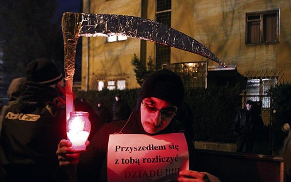 Dziś przed domem przy ul. Ikara 5 zbierają się przeciwnicy gen. Wojciecha Jaruzelskiego