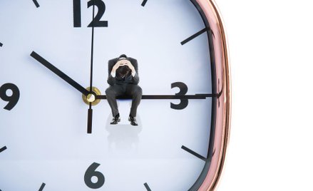 Praca pomiędzy dobami to nadgodziny średniotygodniowe