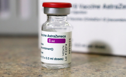 Koronawirus. Trzynasty kraj UE zawiesza szczepienia szczepionką AstraZeneca