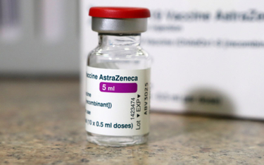 Koronawirus. Sondaż: Czy Polacy są skłonni rezygnować ze szczepienia szczepionką AstraZeneca?