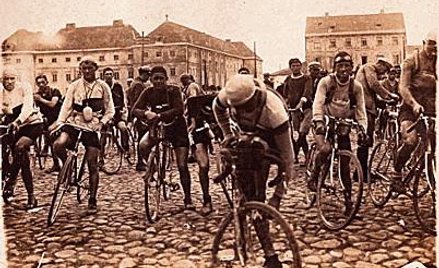 Wyścig uliczny w latach 30. zeszłego wieku. Jak oni jeździli po takim bruku?