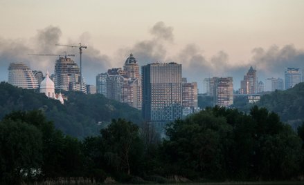 Dym unosi się nad panoramą miasta po rosyjskich atakach na Kijów w Ukrainie.