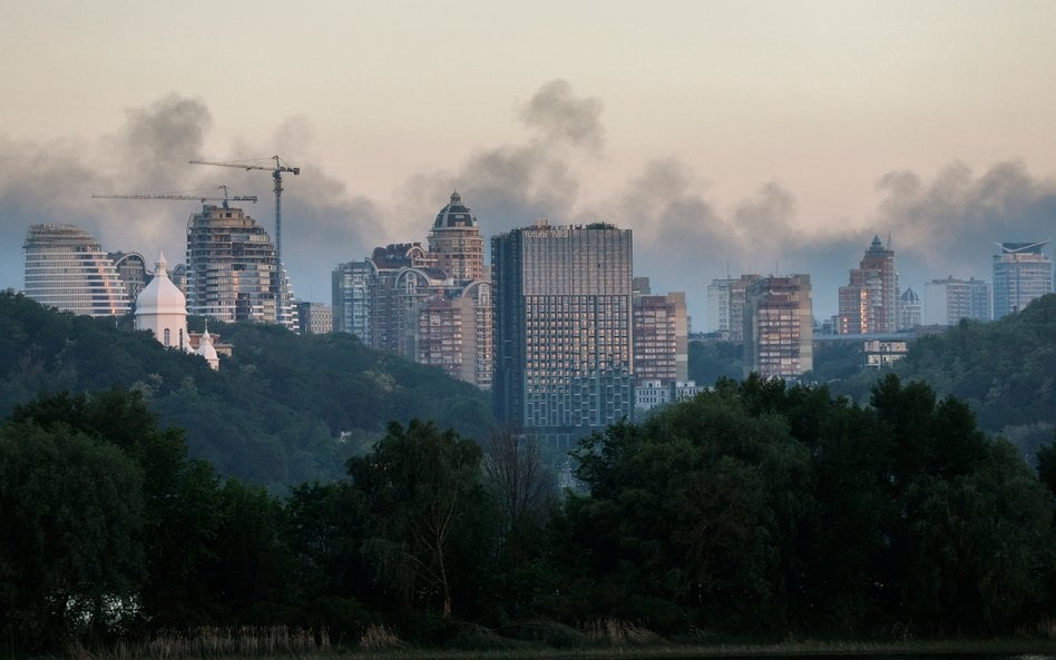 Dym unosi się nad panoramą miasta po rosyjskich atakach na Kijów w Ukrainie.