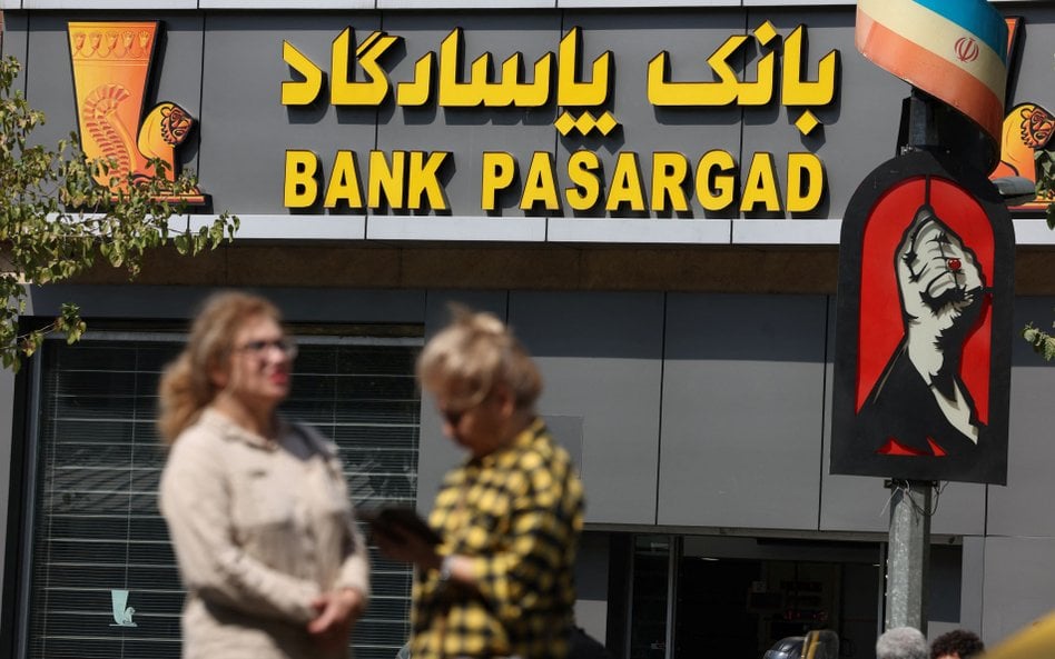 Departament Skarbu USA grozi sankcjami bez ostrzeżenia instytucjom finansowym, które nadal robią int