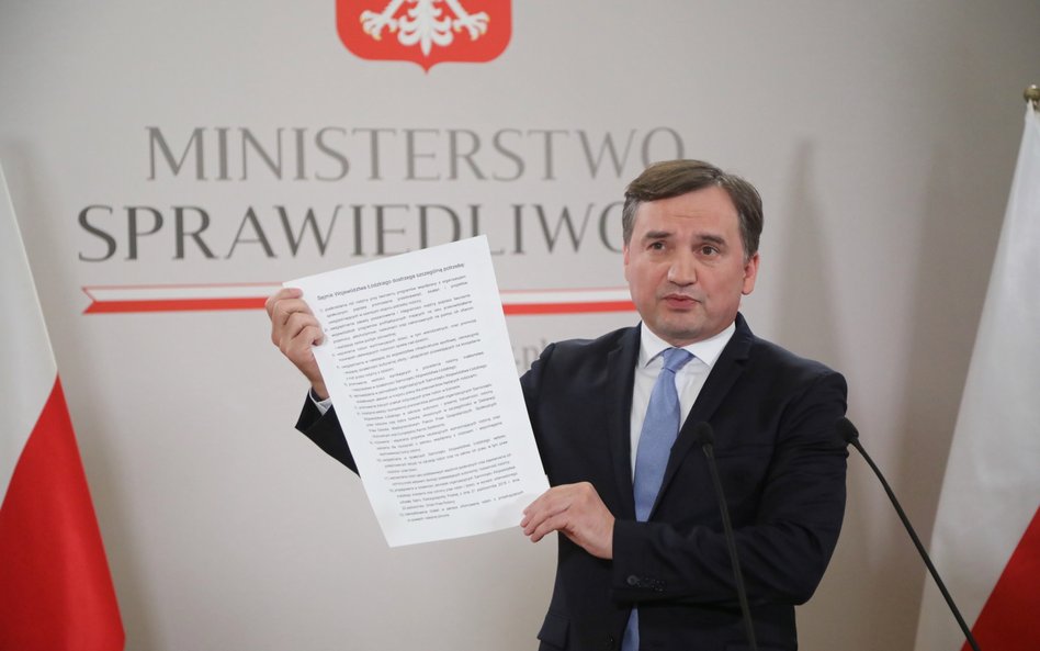 Minister sprawiedliwości Zbigniew Ziobro podczas konferencji prasowej "Stop szantażowi Unii Europejs