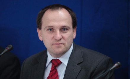 B. szef KNF krytykuje plany zmian w nadzorze nad rynkiem finansowym