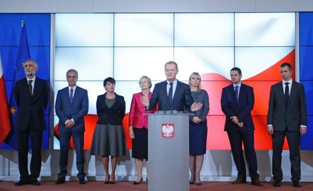 Premier i nowi ministrowie. Od lewej: Maciej Grabowski, Andrzej Biernat, Joanna Kluzik-Rostkowska, L