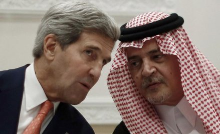 Sekretarz stanu USA John Kerry i minister spraw zagranicznych Arabii Saudyjskiej książę Saud al-Fais