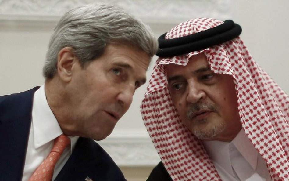 Sekretarz stanu USA John Kerry i minister spraw zagranicznych Arabii Saudyjskiej książę Saud al-Fais