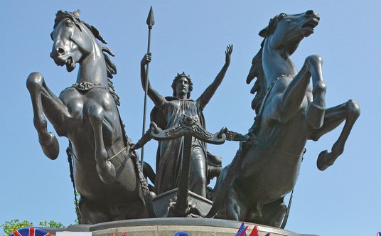 Stoisko z pamiątkami pod pomnikiem Boudiki przy moście Westminsterskim w Londynie