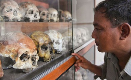 Norng Chan Phal, który jako dziecko przetrwał niesławne Więzienie Bezpieczeństwa 21 (S-21), w muzeum