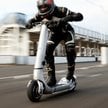 Model Turbo ma dwa silniki o łącznej mocy 24 000 W zasilane akumulatorem 1800 Wh