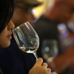 Umiarkowane picie wina ma działanie ochronne, ale tylko u osób podejmujących aktywność fizyczną