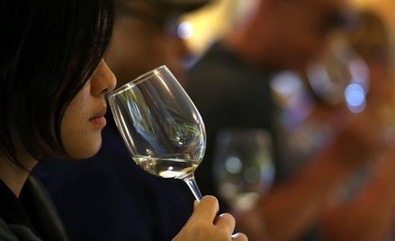Umiarkowane picie wina ma działanie ochronne, ale tylko u osób podejmujących aktywność fizyczną