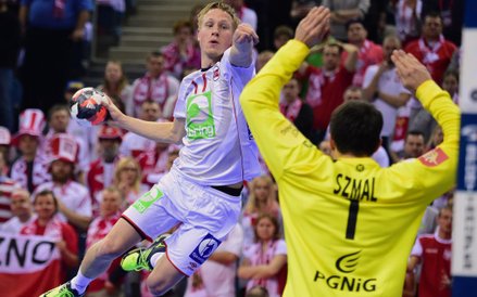 23 stycznia, Polska. Magnus Jondal z Norwegii podczas ataku na bramkę przeciwników. Polscy piłkarze 