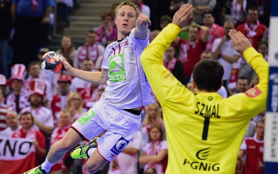 23 stycznia, Polska. Magnus Jondal z Norwegii podczas ataku na bramkę przeciwników. Polscy piłkarze 