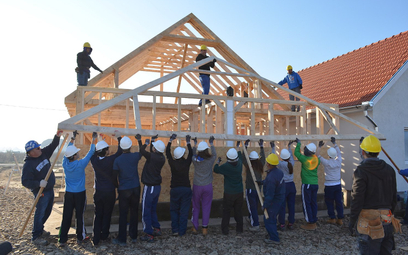 Habitat for Humanity buduje na całym świecie domy dla osób potrzebujących dachu nad głową.