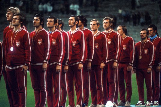 Nasi piłkarze, udekorowani już złotymi medalami olimpijskimi, na chwilę przed odśpiewaniem hymnu Pol