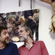 Javier Bardem i oskarżany o bluźnierstwo Guillermo „Willy” Toledo w czasie konferencji prasowej w pa