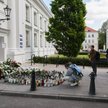 Znicze pod zdjęciem zabitej kobiety, przed budynkiem Auditorium Maximum Uniwersytetu Warszawskiego.