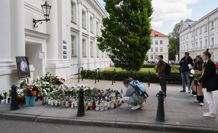 Znicze pod zdjęciem zabitej kobiety, przed budynkiem Auditorium Maximum Uniwersytetu Warszawskiego.