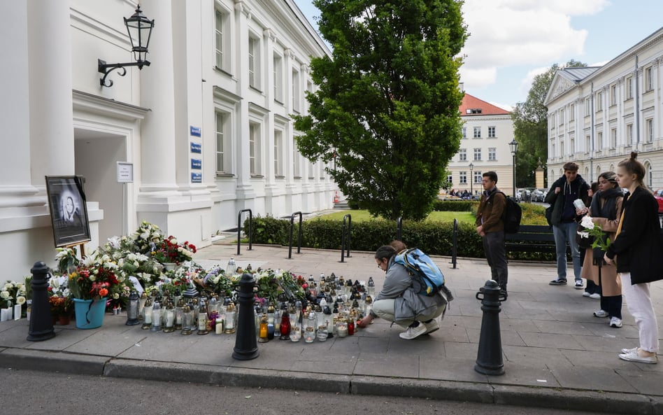Znicze pod zdjęciem zabitej kobiety, przed budynkiem Auditorium Maximum Uniwersytetu Warszawskiego.