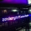 Logo Zondacrypto na Centrum Olimpijskim w Warszawie