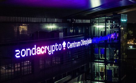 Logo Zondacrypto na Centrum Olimpijskim w Warszawie