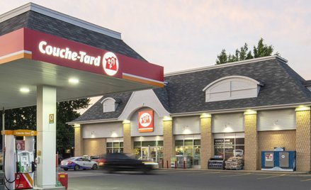 Alimentation Couche-Tard to właściciel stacji benzynowych Circle K. Liczy, że przejęcie Żabki przyni