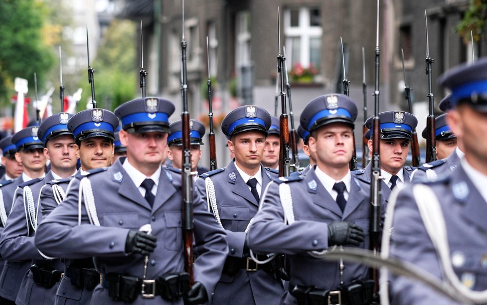 Podwyżki i nowe etaty w służbach. 10 mld zł w ciągu 4 lat