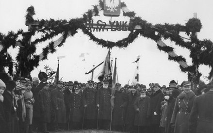 1 marca 1931r. Uroczystości na polu bitwy pod Grochowem, podczas której nastąpiło poświęcenie i złoż