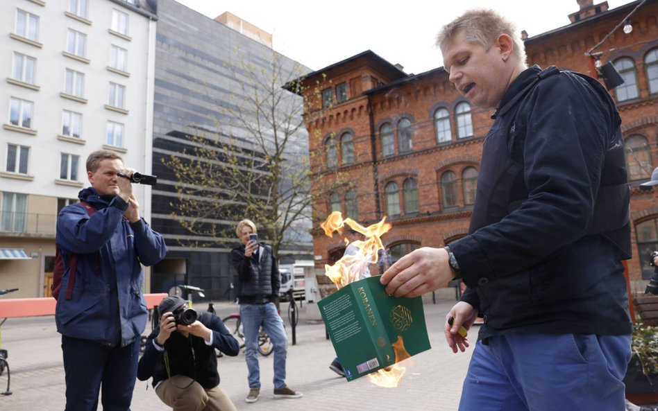 Rasmus Paludan w czasie demonstracji, w trakcie której spalił Koran w Sztokholmie 1 maja 2022 roku