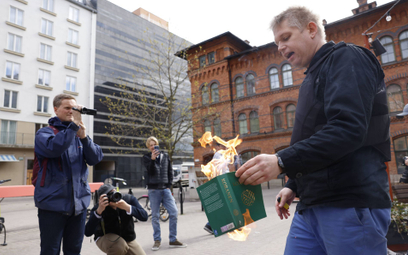 Rasmus Paludan w czasie demonstracji, w trakcie której spalił Koran w Sztokholmie 1 maja 2022 roku