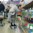 Senior idzie na zakupy do hipermarketu