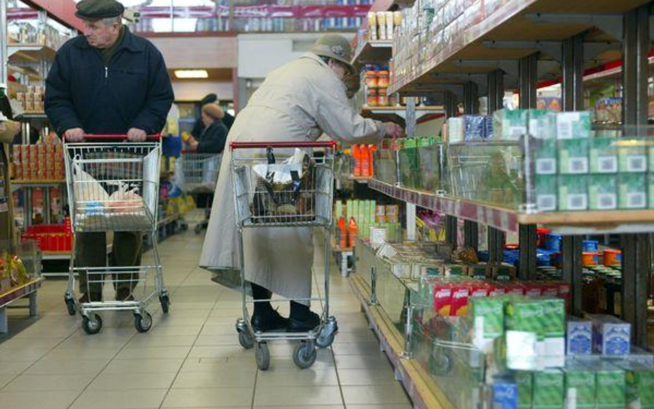 Senior idzie na zakupy do hipermarketu
