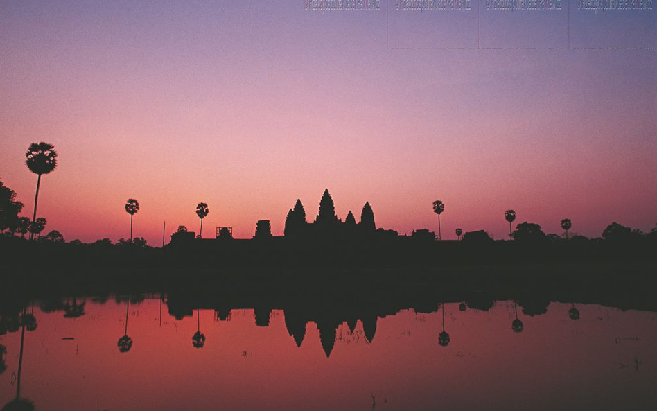 Spektakularny wschód słońca nad monumentalnym Angkor Wat