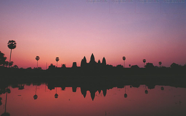 Spektakularny wschód słońca nad monumentalnym Angkor Wat