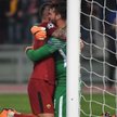 Piłkarze Romy, obrońca Aleksandar Kolarov i bramkarz Alisson Becker po meczu.