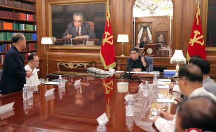 Kim Dzong Un spotyka się z członkami sekretariatu Komitetu Centralnego Partii Pracujących Korei