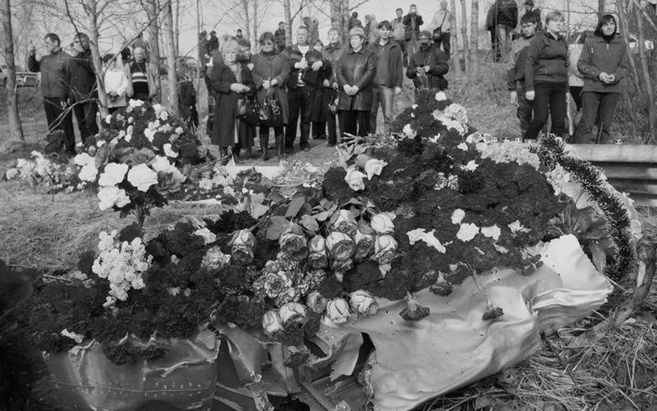 Kwiaty składane na szczątkach samolotu na miejscu katastrofy