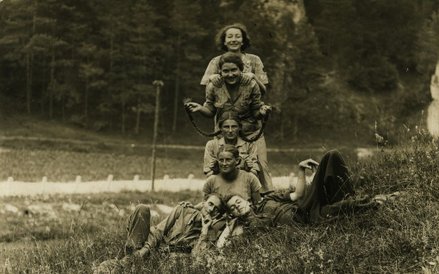 Na ziemi leżą Stefan Jańczak (z lewej)) i Leon Stein (z prawej), powyżej Wiesława Wójcik, dalej Zdzi