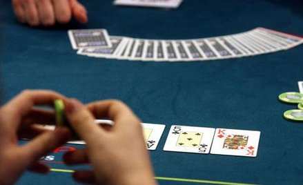 Pokerowa rozgrywka, czyli jak kupujący i sprzedający sprawdzają się nawzajem
