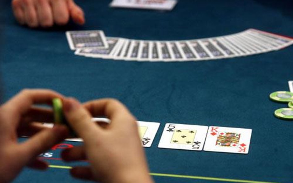 Pokerowa rozgrywka, czyli jak kupujący i sprzedający sprawdzają się nawzajem